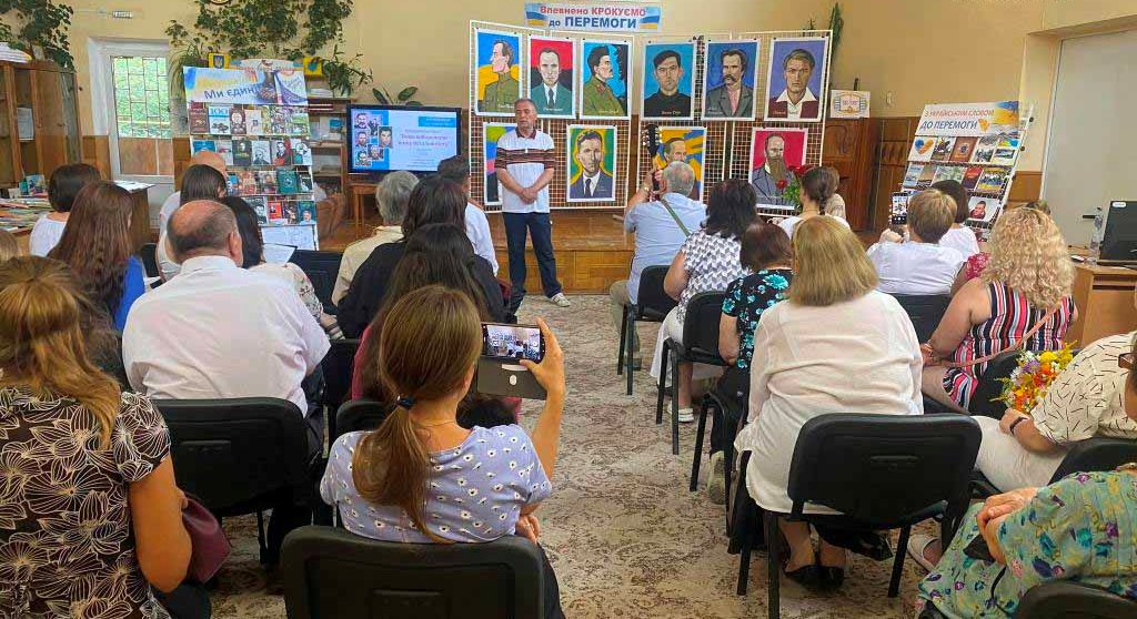 Виставку робіт Володимира Півня представили у книгозбірні