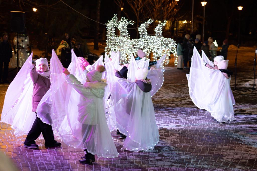В День Святого Миколая вихованці школи мистецтв «Райдуга» подарували хмельничанам та гостям міста цікаве дійство