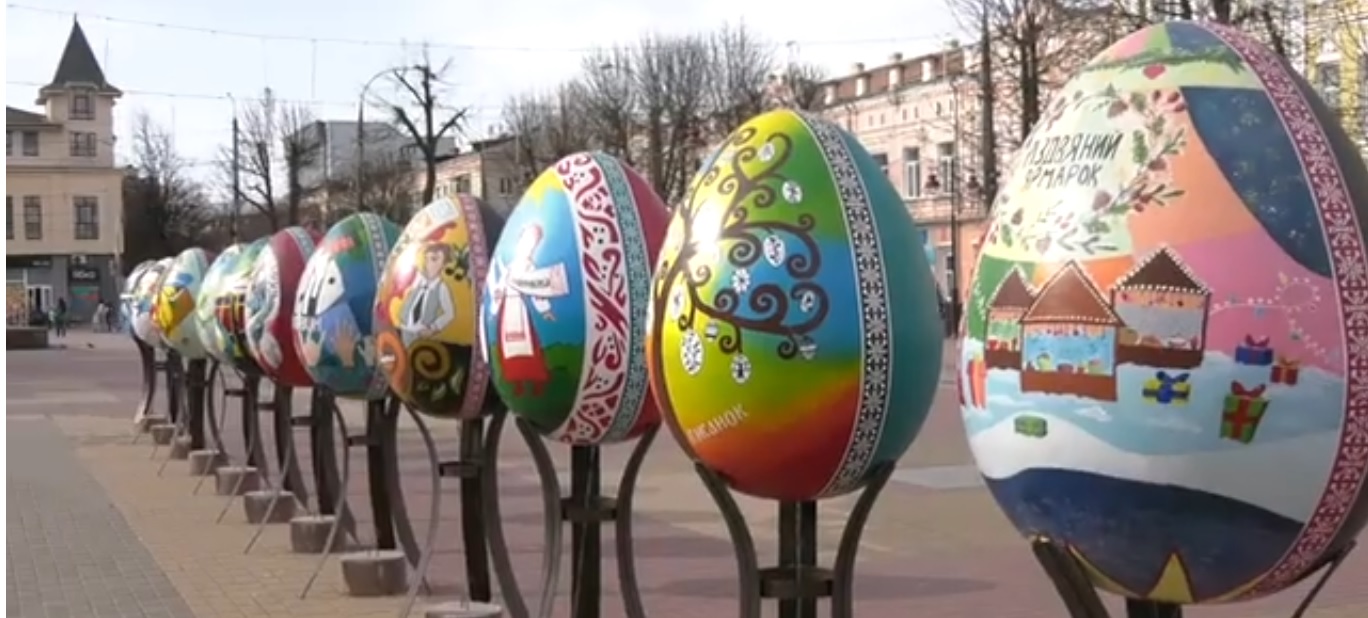 *Великодню інсталяцію встановили напередодні свята біля кінотеатру імені Шевченка.*