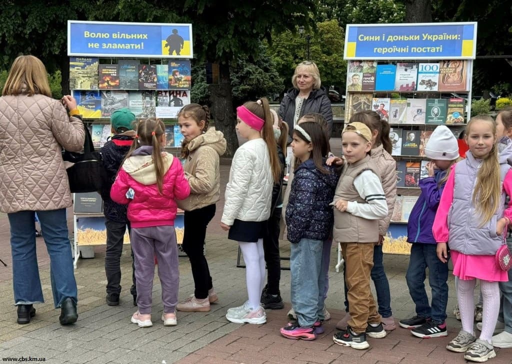 У День Героїв бібліотеки облаштували тематичну локацію «Світло Героїв — крізь час і слово»