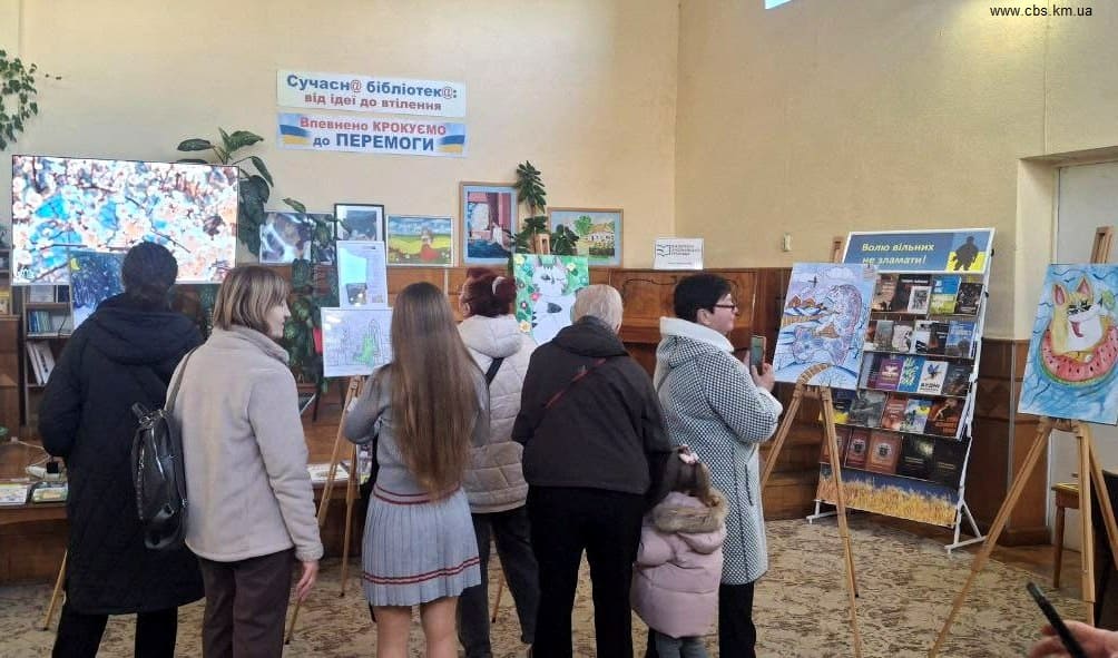 «Світ дитинства» у фарбах: у бібліотеці презентували виставку юної художниці