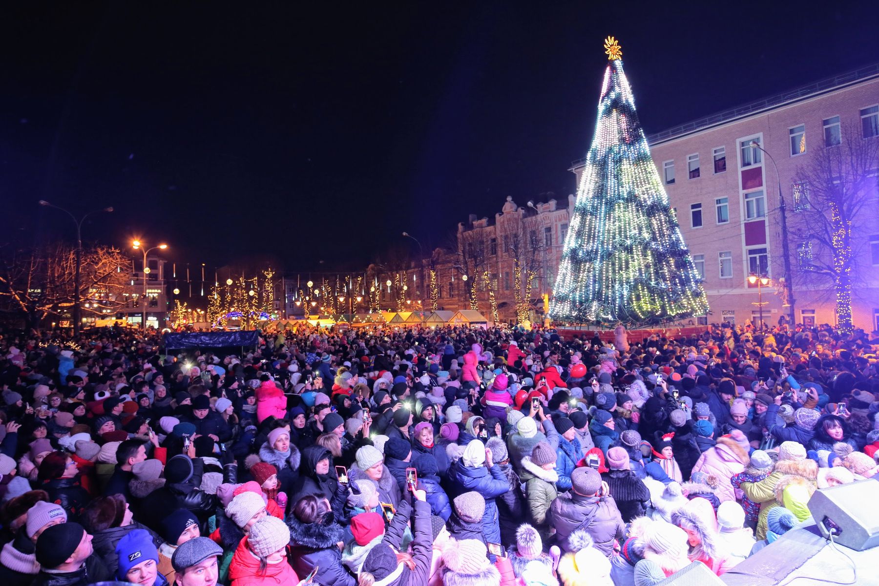 У перший день зими засяяла головна ялинка та почав діяти Різдвяний ярмарок