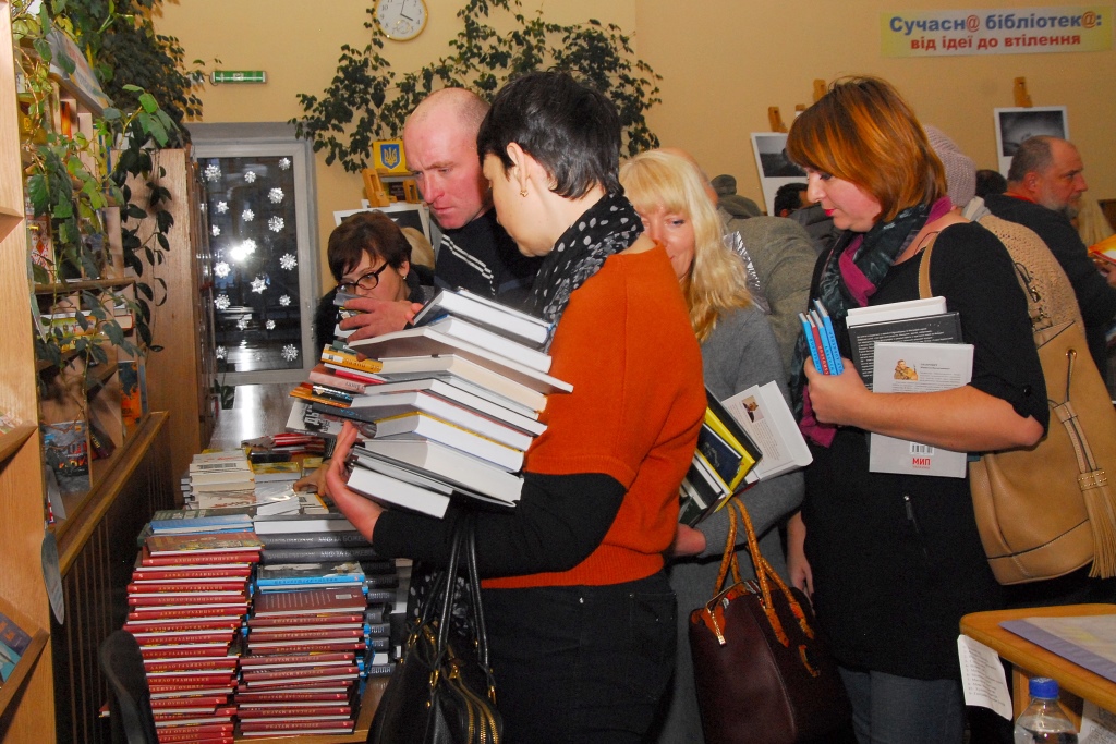 Книгу «У вогняному кільці. Оборона Луганського аеропорту» та фільм «Луганський форпост» представили у Хмельницькому