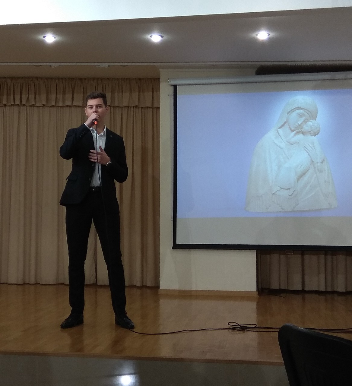 Звучить українська пісня…