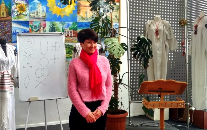 Зорецвіти на писанці – як молитва про зцілення роду