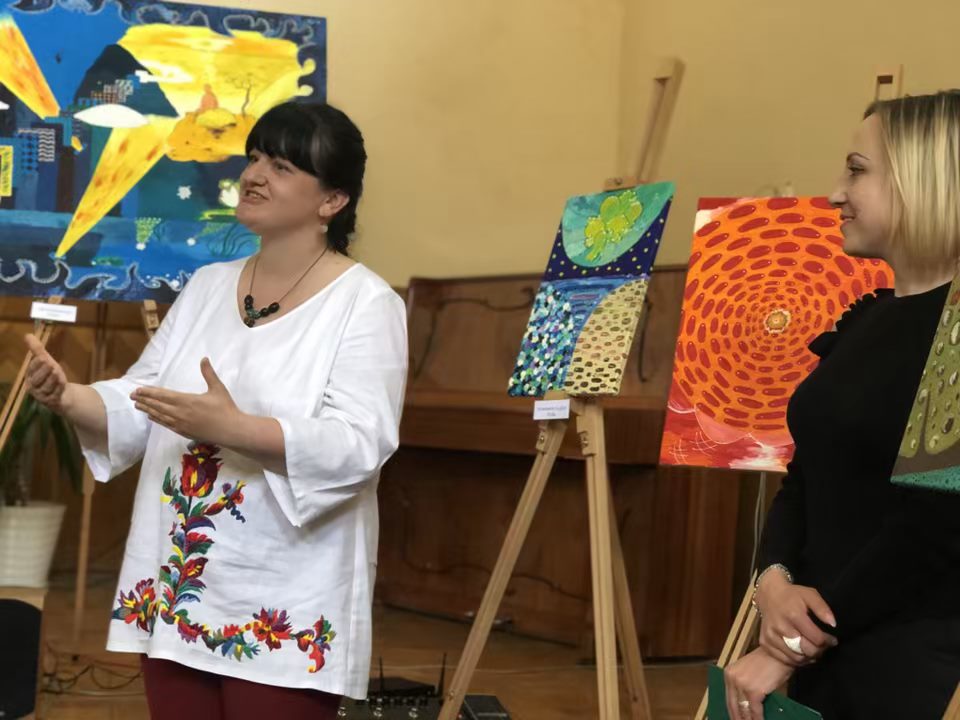 «Між двох світів». Роботи художниці Наталії Степанюк представили у центральній бібліотеці міста  