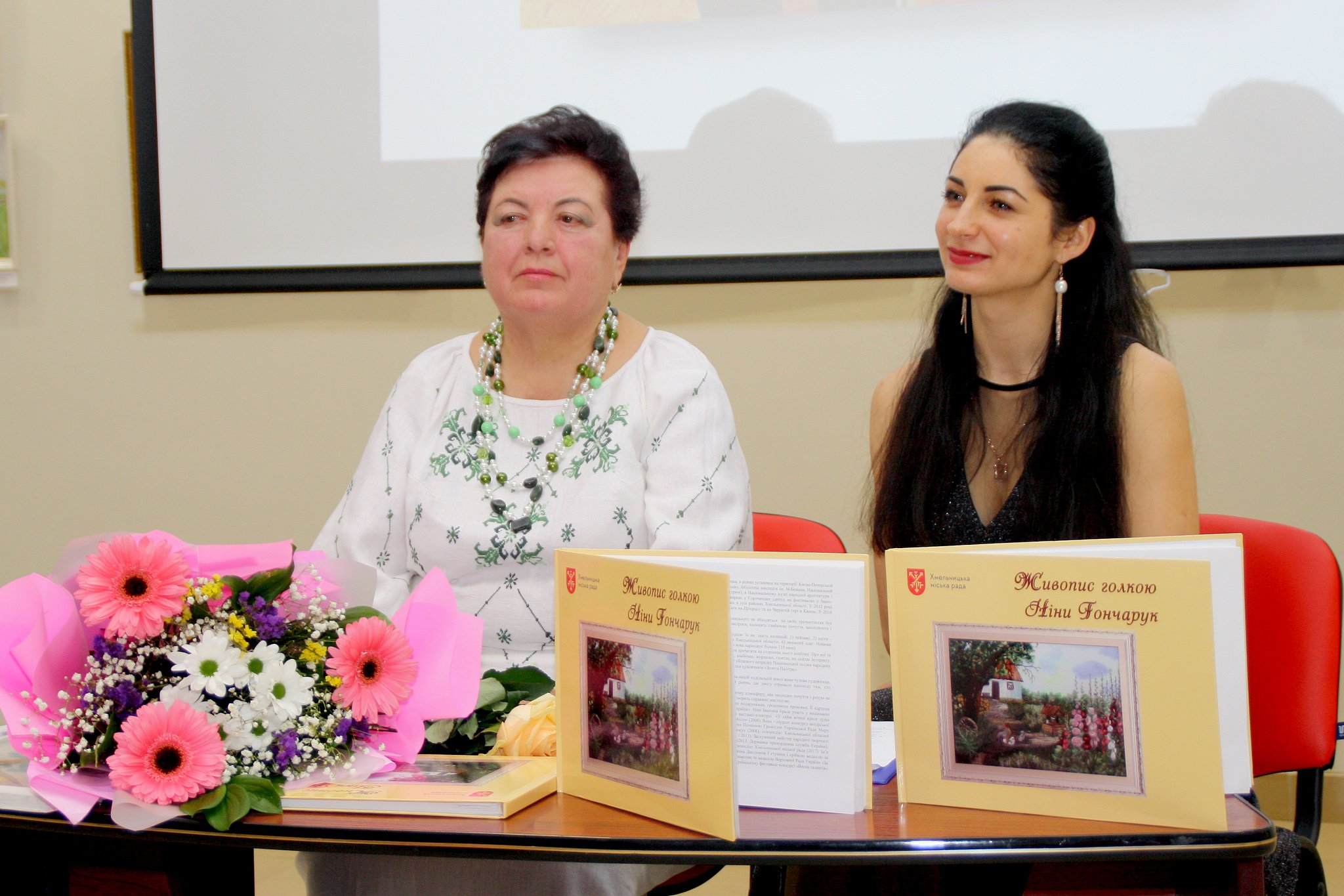 Хмельничанам представили альбом робіт майстрині-вишивальниці Ніни Гончарук