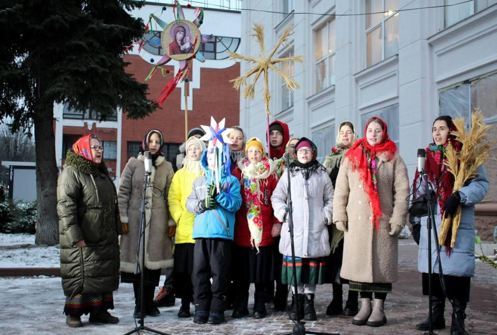 Хмельничан і гостей міста з різдвяними святами вітали фольклорні гурти «Ладовиці» та «Ладосвіти»