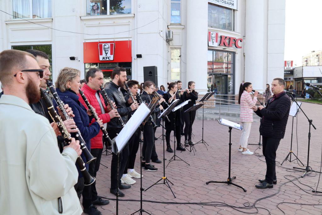 Хмельницький академічний муніципальний естрадно-духовий оркестр 9 років поспіль допомагає ЗСУ