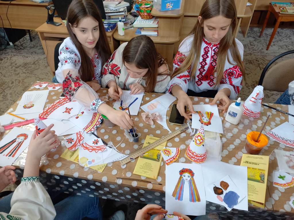 Школярі на майстерці виготовили ляльку, котра зветься Україночкою